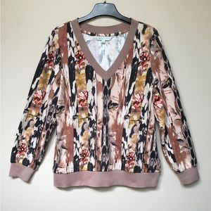 Patterned women’s top with v neck and long sleeves, size M.